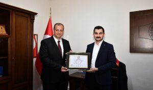 iznik-belediye-baskani-kagan-mehmet-usta-ve-belediye-meclis-uyeleri-mazbatalarini-duzenlenen-torenle-aldilar-9MB4JRb9.jpg