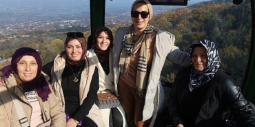 kadin-ciftciler-teleferikle-zirveye-cikti-zirveye-yolculugun-en-keyifli-hali-kartepe-teleferikte.jpg