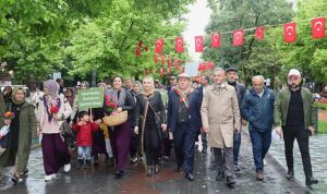 kadin-ciftciler-traktorleriyle-tarim-da-biz-de-variz-dedi-5ctBGUCA.jpg