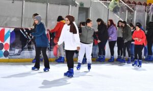 kadinlar-gununu-buz-pistinde-kutladilar-t7C7dRp3.jpg