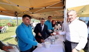 kandira-belediye-baskani-erol-olmez-kocaeli-buyuksehir-belediyesi-tarafindan-kandira-sariseyh-mahallesinde-duzenlenen-ciftci-nWWEOIlA.jpg