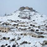 kapadokyanin-merkezi-nevsehirde-iki-gundur-etkili-olan-kar-yagisi-sonrasinda-nevsehir-kalesi-etrafindaki-kayasehir-beyaza-burundu.jpg