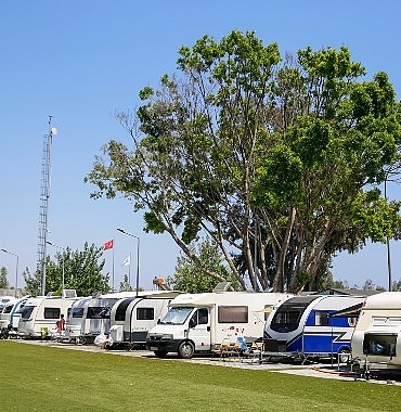 karavan-parkta-yaz-kis-tatil-hareketliligi.jpg