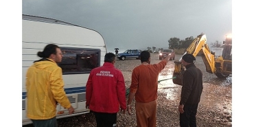 karavanlarinda-mahsur-kalan-turistler-kurtarildi.jpg