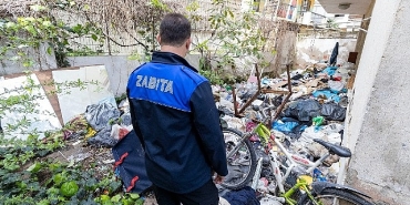 karsiyaka-belediyesinden-cop-eve-mudahale-3-ton-cop-cikarildi.jpg