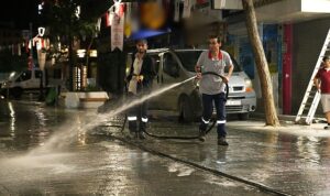 karsiyaka-carsisinda-dip-bucak-gece-temizligi-DuFCkW4t.jpg
