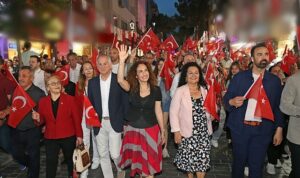 karsiyakada-19-mayisa-muhtesem-kutlama-nW5kOPRv.jpg