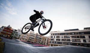 karsiyakada-heyecanin-adresi-pump-track-bisiklet-parkuru-oldu-zUqF3WiA.jpg