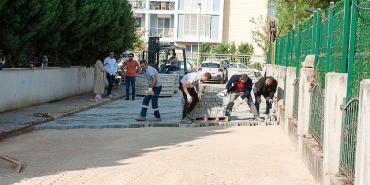 karsiyakada-okul-cevrelerinde-yol-bakim-calismasi.jpg