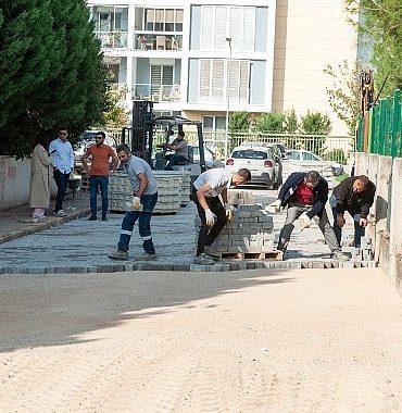 karsiyakada-okul-cevrelerinde-yol-bakim-calismasi.jpg