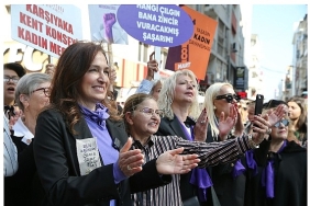 karsiyakadan-dayanisma-cagrisi-siddete-karsi-ses-cikar.jpg
