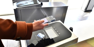 kart-tasima-bakiye-yukleme-derdi-yok-akilli-telefon-var-toplu-ulasimda-dijital-izmirim-kart-rahatligi.jpg
