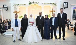 kartepe-belediye-baskani-avmmustafa-kocaman-hemsehrilerinin-en-mutlu-gunlerinde-yanlarinda-olmaya-devam-ediyor-RWSsye52.jpg