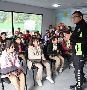 Kartepe’de Minik Öğrenciler Trafik Kurallarını Uygulamalı Öğreniyor
