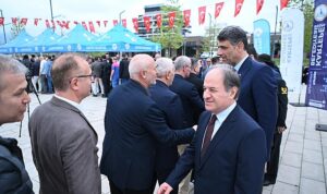 kartepede-geleneksel-ilce-bayramlasmasi-ramazan-bayraminin-ilk-gunun-de-kent-meydaninda-gerceklestirildi-YO6WeY61.jpg