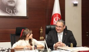 kecioren-belediye-baskani-dr-mesut-ozarslan-koltugunu-10-yasindaki-sehit-kizi-melis-karaya-devretti-U8fumaIn.jpg