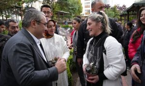 kecioren-belediye-baskani-dr-mesut-ozarslan-ve-esi-filiz-ozarslan-anneler-gununu-kutladi-KJbsIsaD.jpg