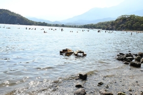 Kemer’de 575 metrelik deniz bariyeri takıldı