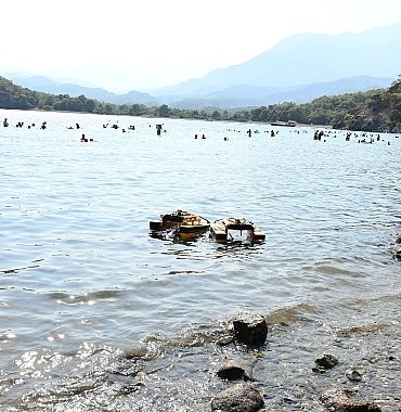 Kemer’de 575 metrelik deniz bariyeri takıldı