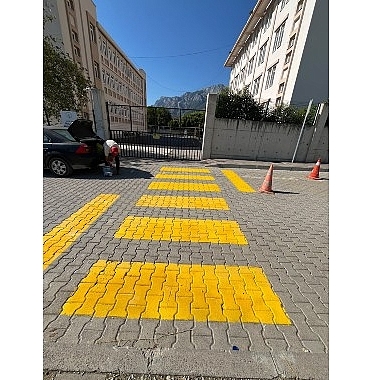 Kemer’de okul önlerindeki yaya geçitleri boyanıyor