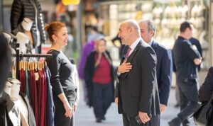 kemeralti-esnafindan-baskan-soyere-sevgi-seli-bu-alkislar-aldigim-en-buyuk-odul-WYcmCzMZ.jpg