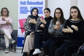 kiz-isteyebilmek-icin-isaret-dili-ogrendiler.jpg