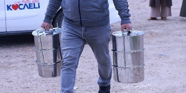 ko-mek-hurmasi-ayse-teyzeye-yardim-elini-uzatti.jpg
