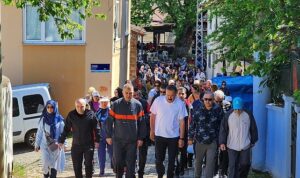 kocaelinin-dort-bir-yanindan-gelen-doga-severler-turizm-haftasi-kapsaminda-golcukte-doga-yuruyusunde-bir-aSZumMb6.jpg