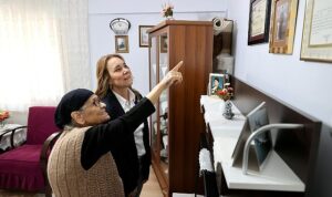 konak-belediye-baskani-nilufer-cinarli-mutludan-anneler-gununde-sehit-annesine-anlamli-ziyaret-4aUJ6IRs.jpg