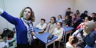 konakta-cocuklar-hem-egleniyor-hem-ogreniyor.jpg