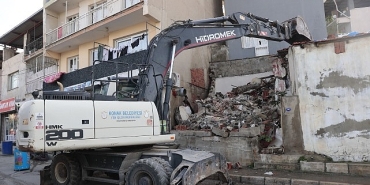 konakta-metruk-yapilarin-yikimi-devam-ediyor.jpg