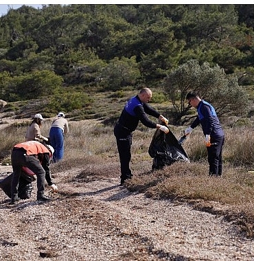 lastikler-naylon-atiklar-ve-cam-siseler-cevre-gonulluleri-tarafindan-titizlikle-toplandi.jpg