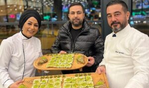 masterchef-sampiyonu-esra-tokelli-katmerci-dayida-katmer-yapti-lB2OO7Yd.jpg