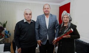 menderes-belediye-baskani-ilkay-cicek-anneler-gununde-sehit-anneleri-ile-huzurevinde-yasayan-anneleri-unutmadi-XpJZFfLk.jpg