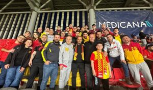 menderes-belediye-baskani-ilkay-cicek-erzurum-karsilasmasinda-goztepeyi-yalniz-birakmadi-maci-taraftarlarla-birlikte-izledi-RspD4vhp.jpg