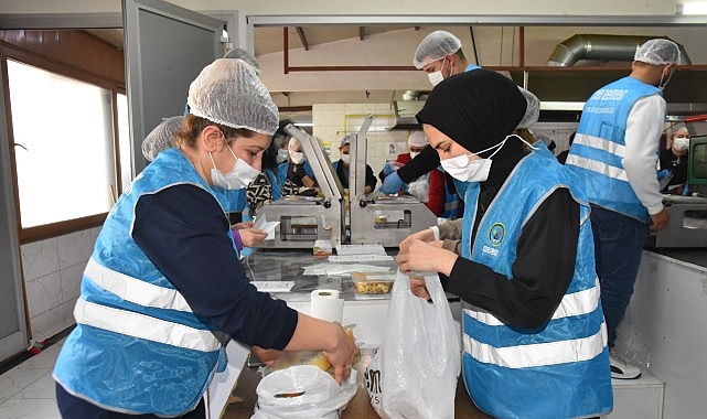 menemen-belediyesi-asevinden-her-gun-10-bin-kisiye-yemek.jpg