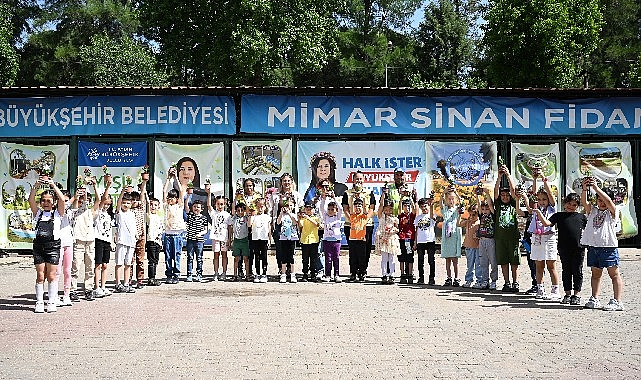 minik-ogrenciler-anneleri-icin-en-guzel-hediyeyi-buyuksehir-belediyesinin-fidanliginda-elleriyle-dikti.jpg