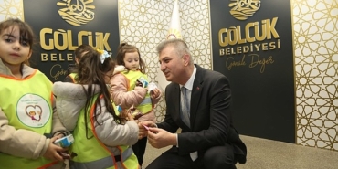 minik-ogrencilerden-baskan-sezere-surpriz-hediye.jpg