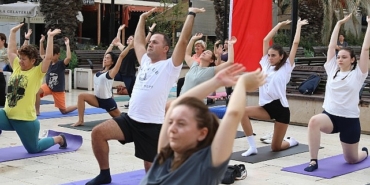 mudanya-belediyesi-ve-eflatun-yoga-yasam-okulunun-isbirligi-ile-guzelyali-ataturk-parkinda-duzenlenen-yoga-etkinligi-pazar-sabahina-huzur-dolu-bir-baslangic-getirdi.jpg
