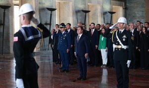 mugla-buyuksehir-belediye-baskani-ahmet-aras-ve-yeni-secilen-11-chpli-ilce-belediye-baskani-3lTgFa4L.jpg