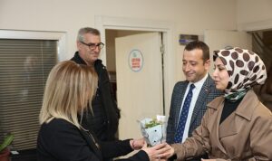muharrem-tutustan-belsada-kadin-personele-cicekli-kutlama-qfPQ21WR.jpg