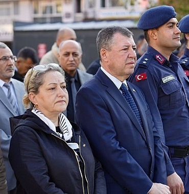Muhtarlar Günü çelenk sunma töreni Cumhuriyet Meydanı'nda gerçekleşti
