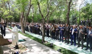 namazg-hta-eller-yagmur-icin-semaya-kalkti-lA6d723U.jpg