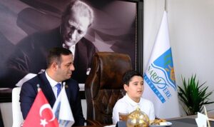 narlidere-belediye-baskani-erman-uzun-23-nisan-ulusal-egemenlik-ve-cocuk-bayraminda-koltugu-3sinif-mYyZWfm4.jpg