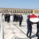 narlidere-belediye-baskani-erman-uzun-baskan-yardimcilari-meclis-uyeleri-ve-chp-narlidere-ilce-orgutu-ile-birlikte-anitkabire-giderek-atanin-huzuruna-cikti.jpg