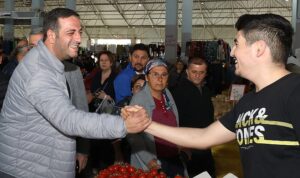 narlidere-belediye-baskanligi-gorevine-secilen-baskan-erman-uzun-ayaginin-tozuyla-sahaya-indi-cAnC7lme.jpg