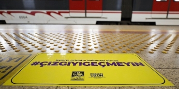 narlidereden-izmir-metroda-guclu-mesaj-cizgiyigecmeyin.jpg