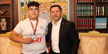 nevsehir-belediye-baskani-rasim-ari-nevsehir-belediyesi-genclik-ve-spor-kulubu-catisi-altinda-katildigi-cesitli-turnuvalarda-derece-elde-eden-sporculari-odullendirdi.jpg