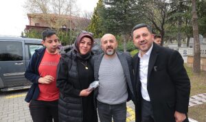 nevsehir-belediyesi-tarafindan-arife-gunu-mezarlik-ziyaretinde-bulunan-vatandaslara-yasin-i-serif-tesbih-ve-gul-gSCkUP7O.jpg