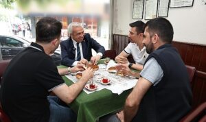 nilufer-belediye-baskani-sadi-ozdemir-sabah-erken-saatlerde-gittigi-mahalle-kahvesinde-vatandaslarla-cay-ve-zCvU6H9N.jpg
